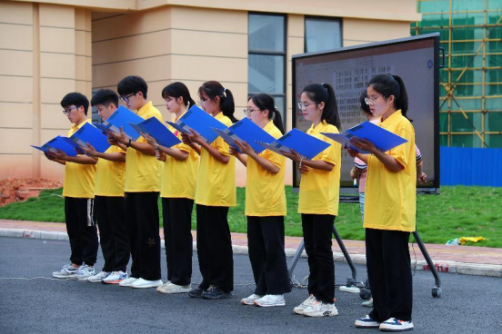 学生代表唱红歌-小尺寸.png