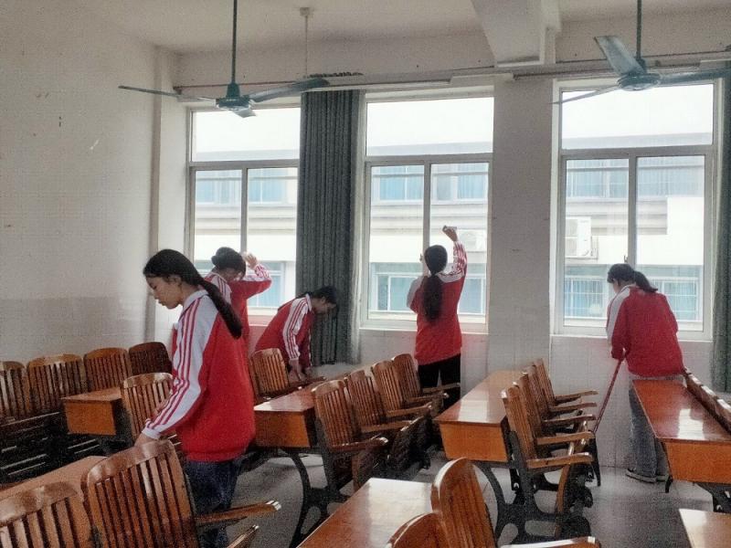同学们在打扫教室.jpg