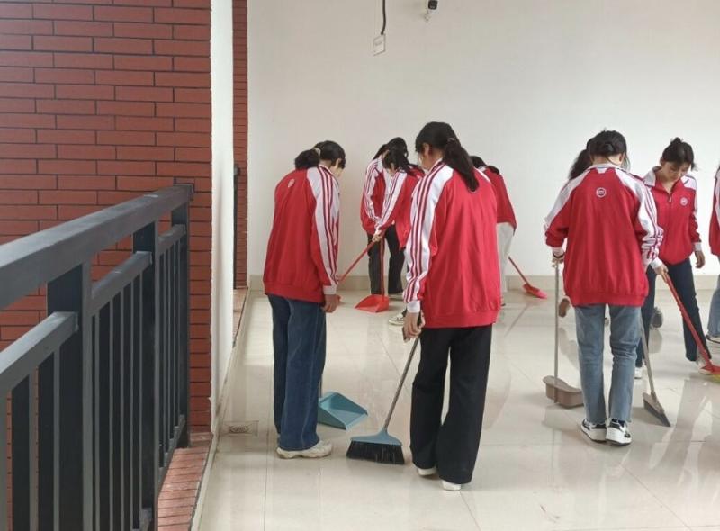 同学们在打扫校园.jpg