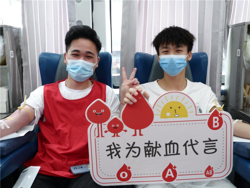 同学们积极参与无偿献血志愿服务活动.jpg