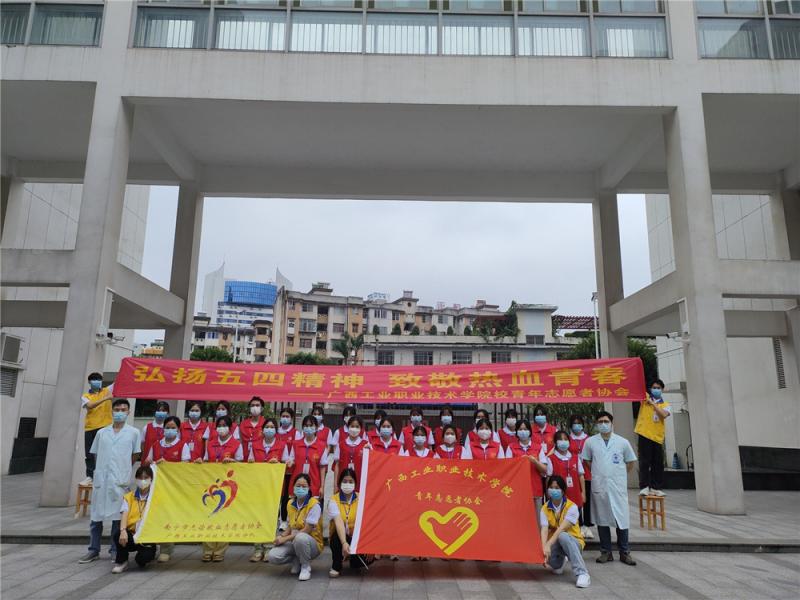 志愿者们现场合影.jpg