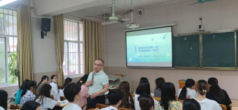 校领导走进课堂给青年学生讲授《形势与政策》课