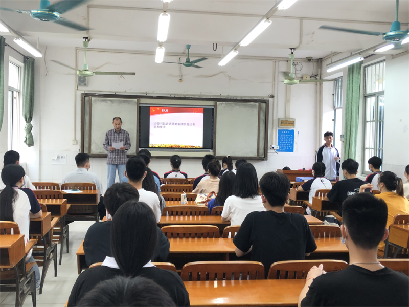 团委书记对新团员提出希望.png