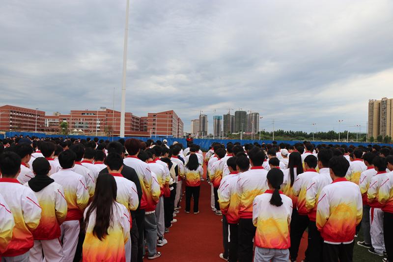 沈志培老师主持升旗仪式(小尺寸).jpg