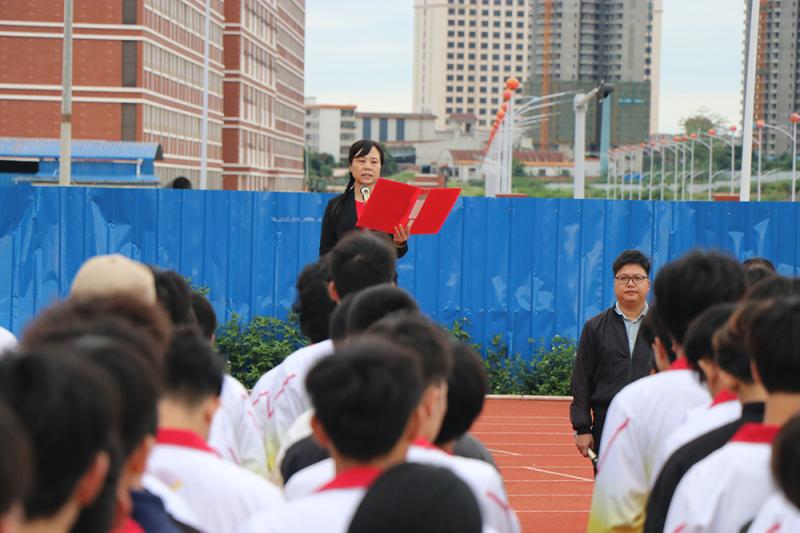 吴伟琦书记做国旗下讲话(小尺寸).jpg