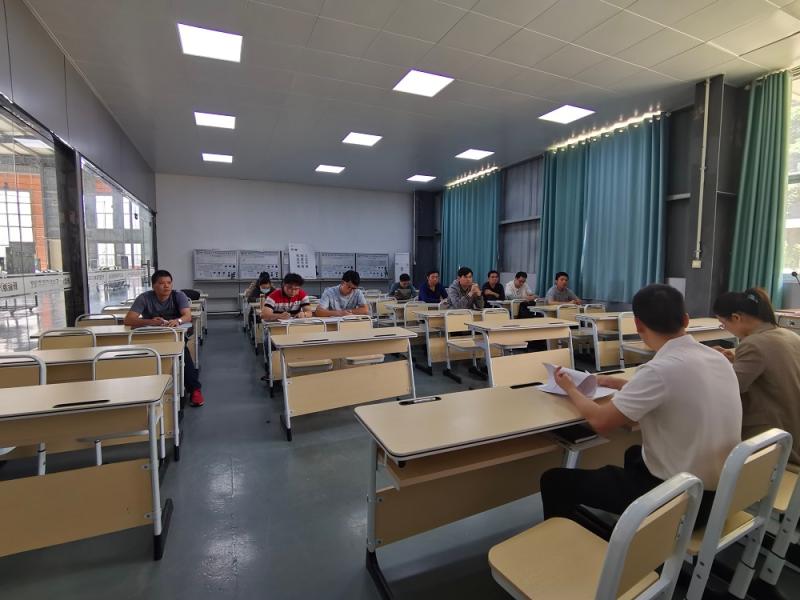 图2 党员同志们认真学习相关文件.jpg