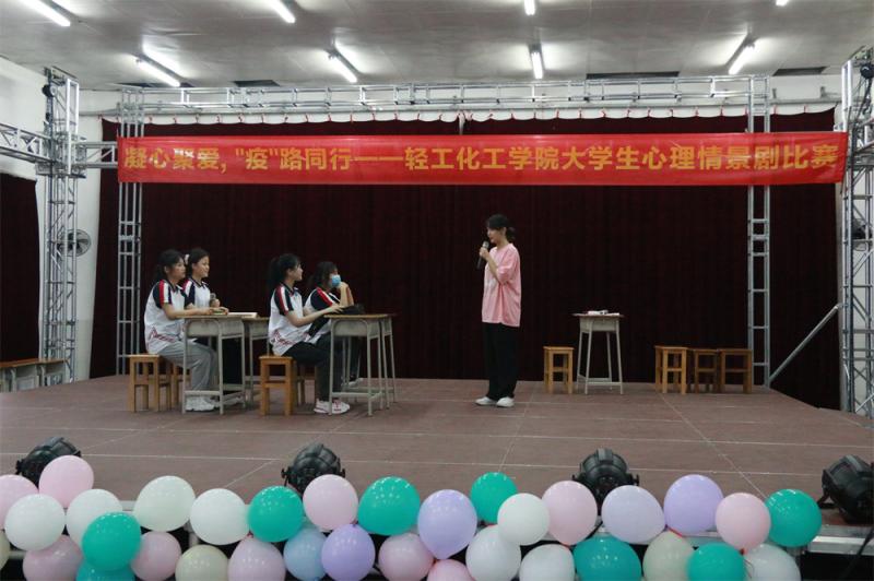 化妆品2032班表演现场.jpg