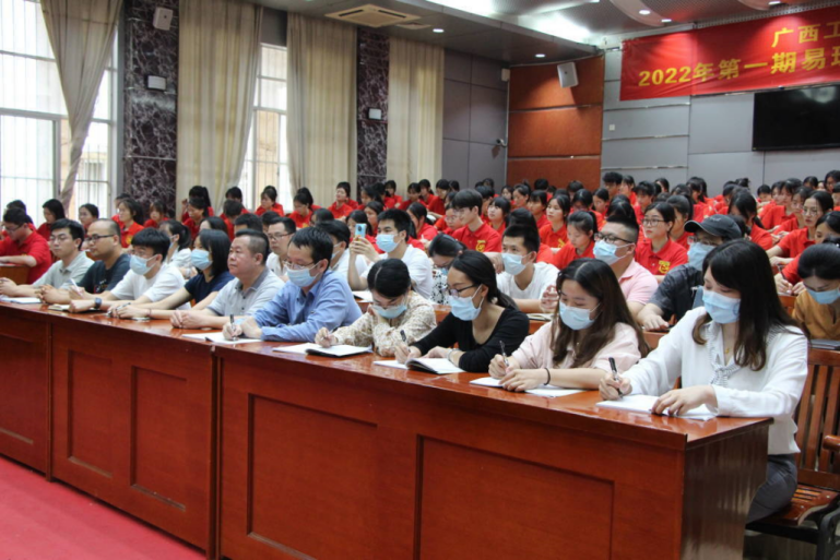 工商管理学院党员与入党积极分子认真听党课.png
