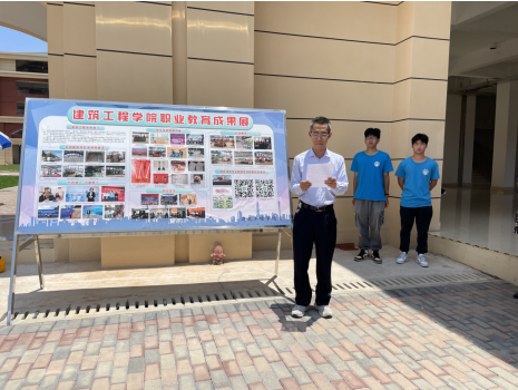 二级学院院长邓开豪教授主持开幕式（小图）.png