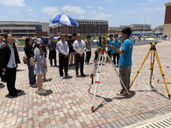 建筑社团学生介绍智能建造设备（小图）.png