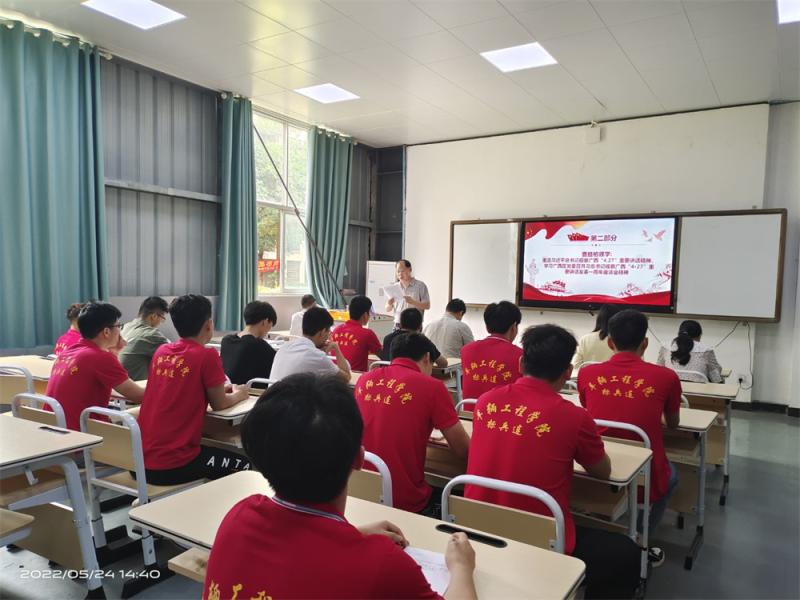 图1：党员教师曹益柏领学重温习近平总书记视察广西“4·27”重要讲话精神.jpg
