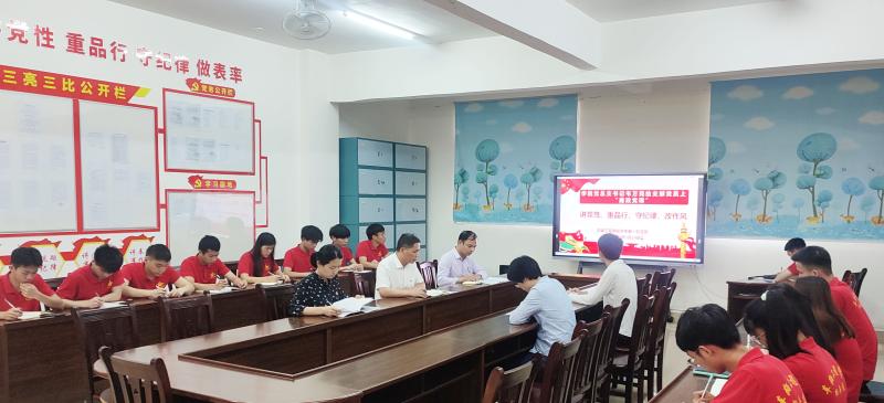 韦万民书记给支部党员上廉政党课.jpg
