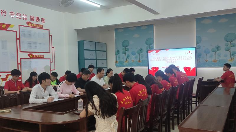学院党总支书记韦万民作主题发言.jpg
