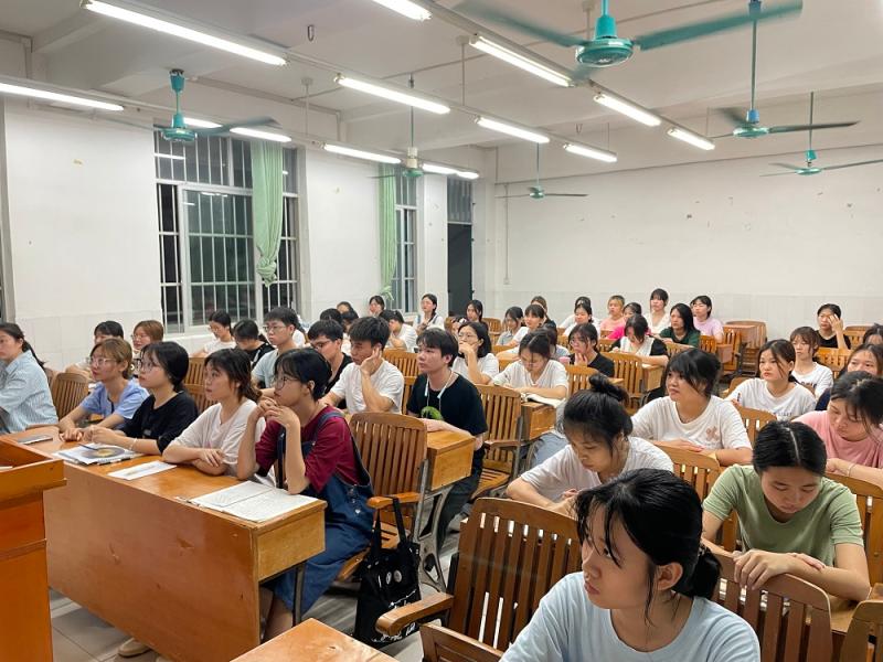 同学们在认真听讲.jpg