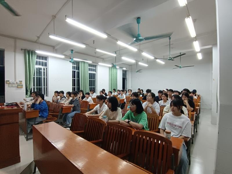 同学们认真听讲.jpg