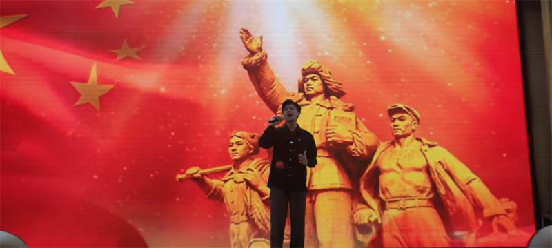 选手演唱《红旗飘飘》.jpg