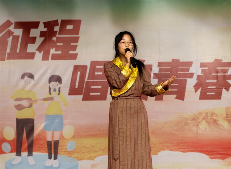 选手演唱《农家阿姐》.jpg