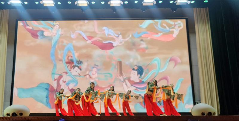 校舞蹈队嘉宾表演《敦煌飞天》.jpg