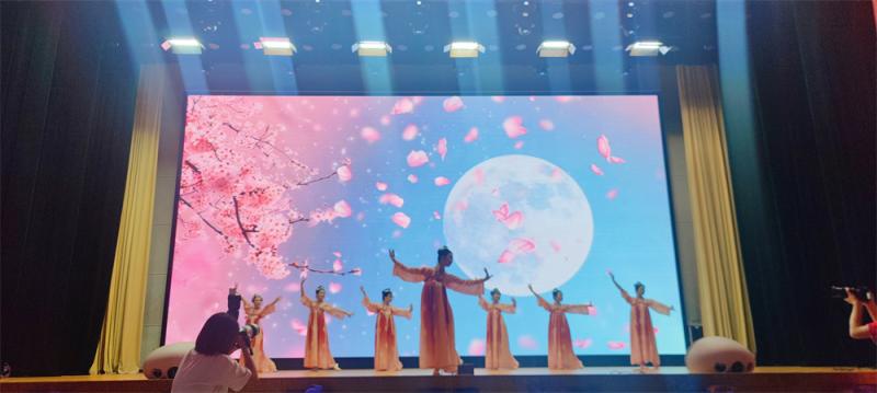 校舞蹈队嘉宾表演《十里桃花》.jpg