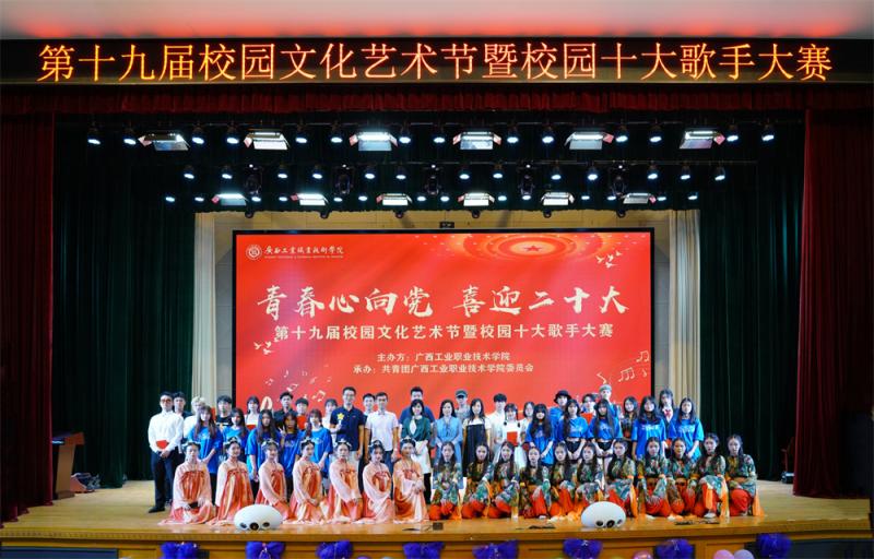 一校区赛场选手、评委老师合影.jpg