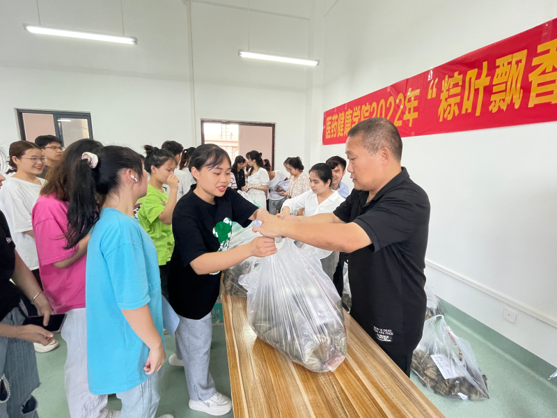 关革强书记为学生分发粽子.png