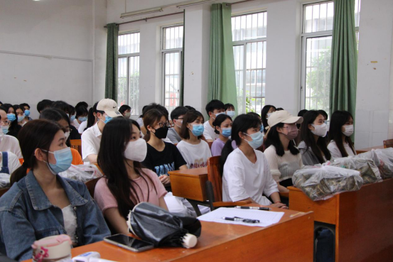 同学们认真聆听黄彬书记讲话.png