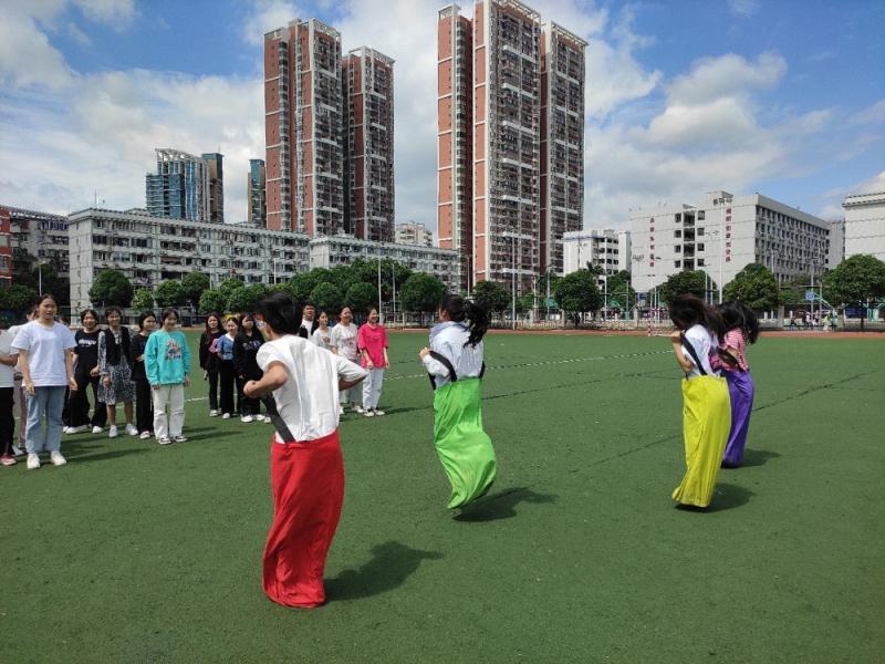 学生开展素质拓展活动2.jpg