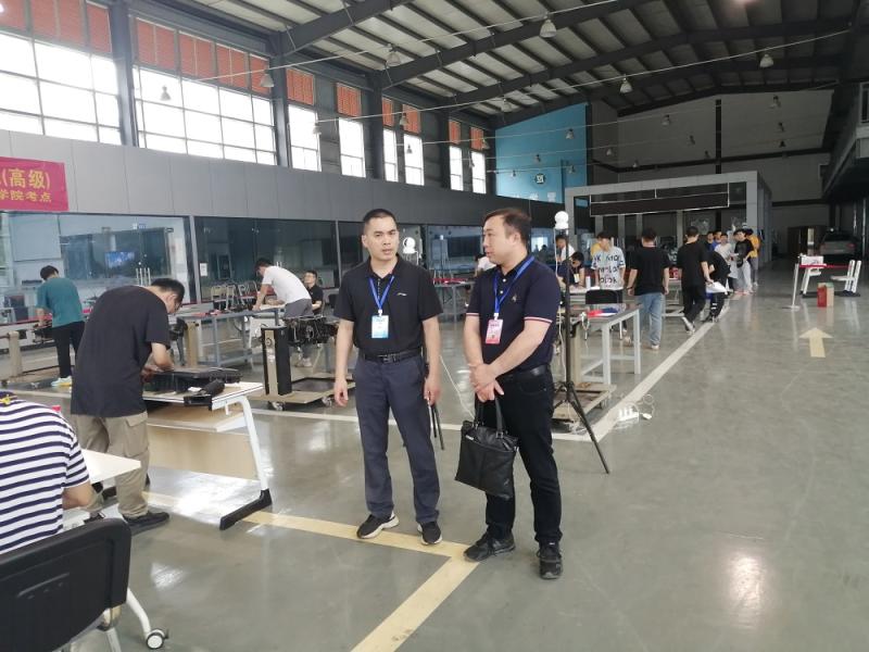 图2：贵港市人社局职业技能鉴定中心主任蒋智巡查实操考场.jpg