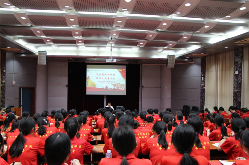 成员们认真听党课中.png