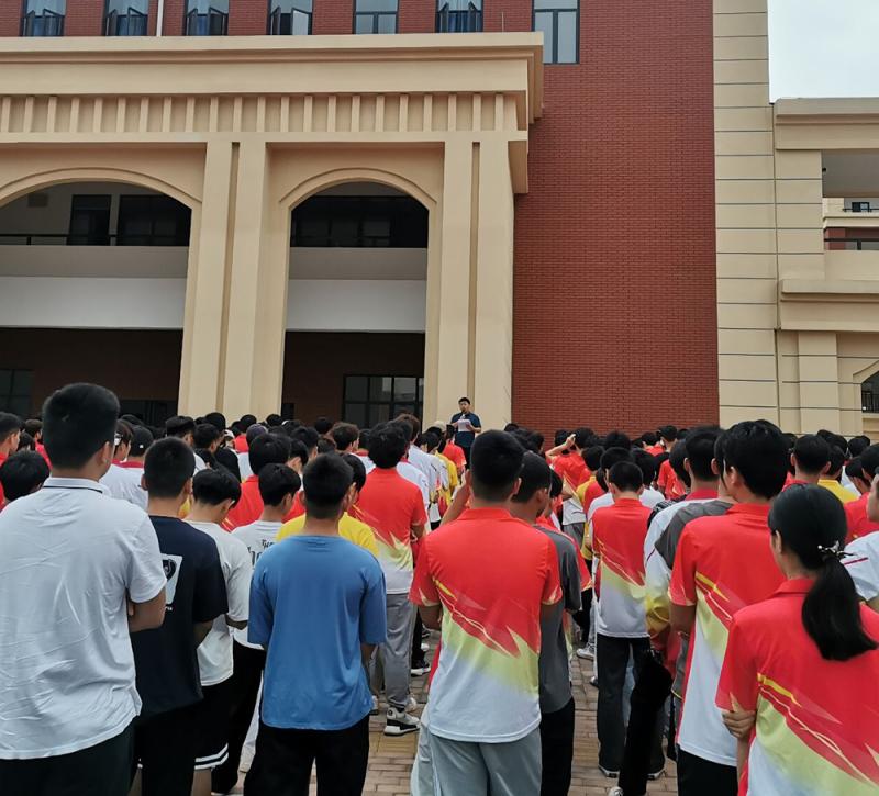 唐桂叠老师在上团课（小尺寸）.jpg