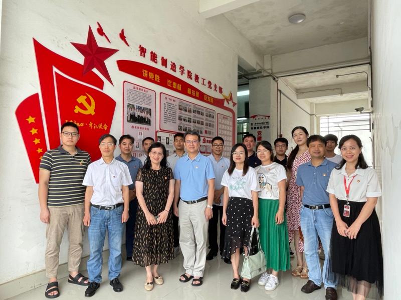 参观党建文化长廊.jpg