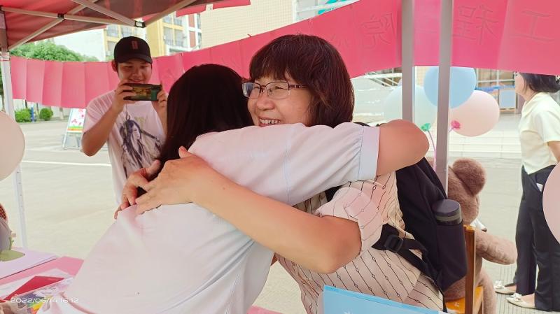 图一：学院姜爱月教师给学生一个大大的拥抱.jpg