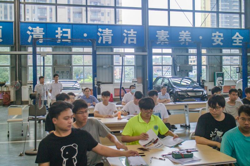 图1：学院领导现场听课评课.jpg