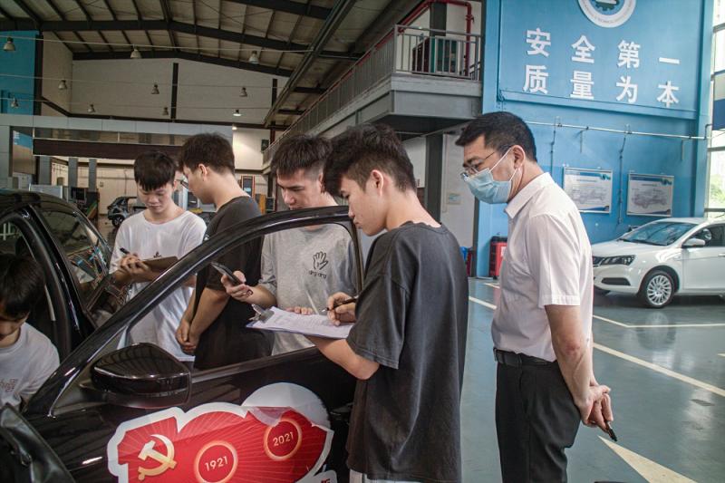 图3：刘院长仔细查看学生技能实操.jpg