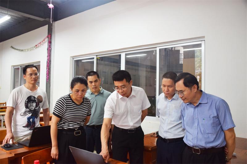 图2：刘星毅院长现场指导备赛教师.jpg