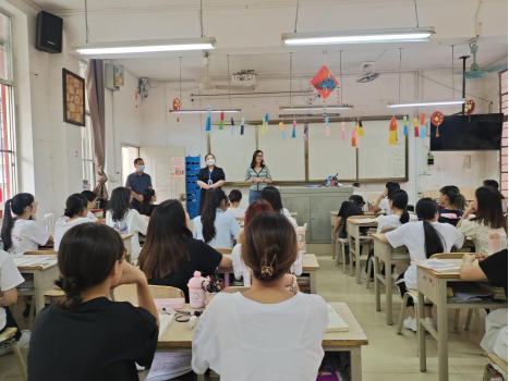 7.到班级与学生进行面对面交流现场.png