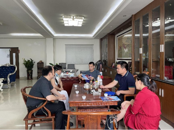 与深圳市晋荣投资有限公司负责人和毕业生座谈-小尺寸.png