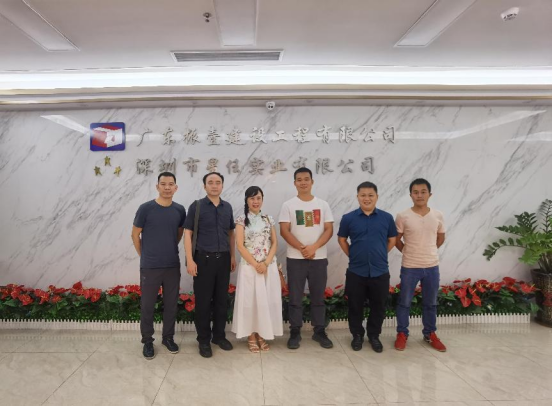 与我校毕业生合影-小尺寸.png