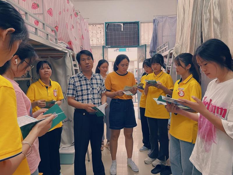 幼师教育学院学生第一、二、三党支 部联合开展党建进公寓活动