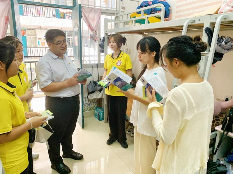 图2 张正文书记在宣讲禁毒知识.jpg