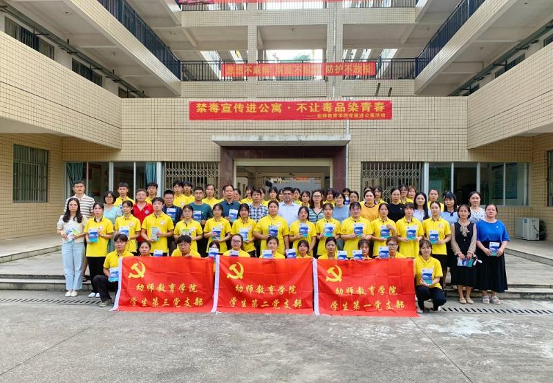 图3 参加活动的全体师生合影.jpg