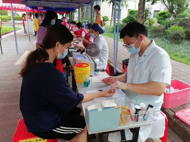 一校区无偿献血现场活动现场.jpg