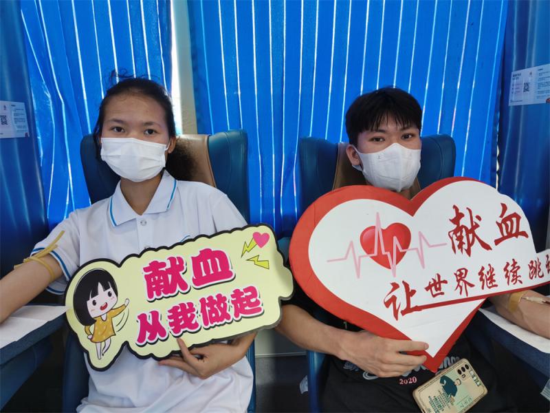 同学们积极参与无偿献血志愿服务活动.jpg