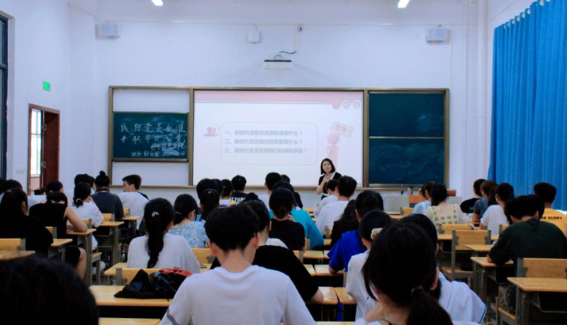 郭丽圆在电子信息学院宣讲（修）.png