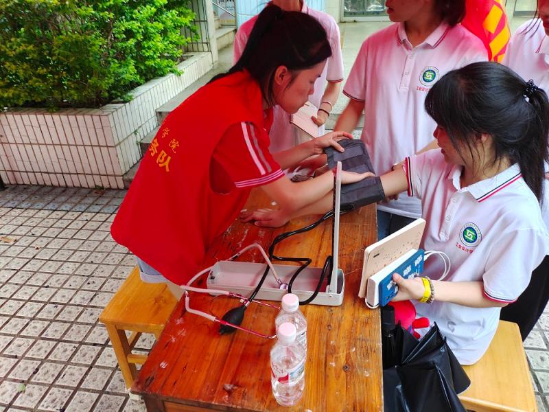 公益服务队员为同学测量血压.jpg