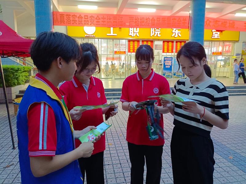 发放并讲解宣传单.jpg