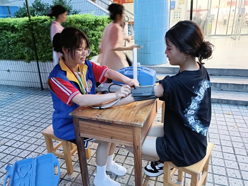 志愿服务队员为同学测量血压.jpg
