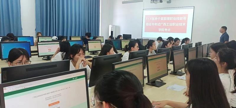 学生在进行理论考试.jpg