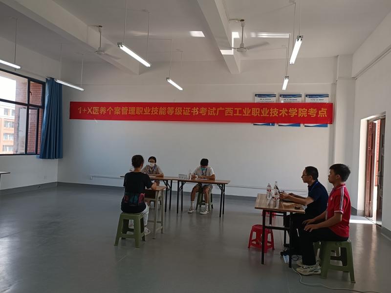 学生在进行实操考评.jpg