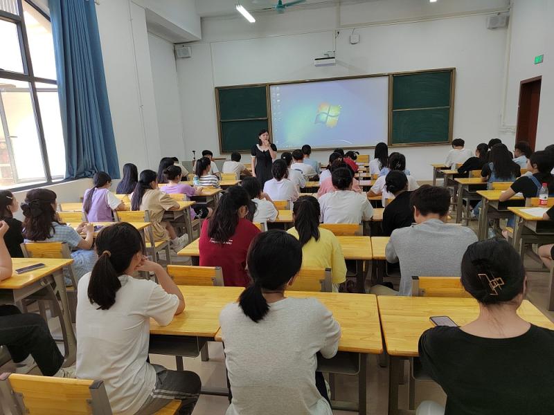 辅导员龙婷婷开展班会中.jpg